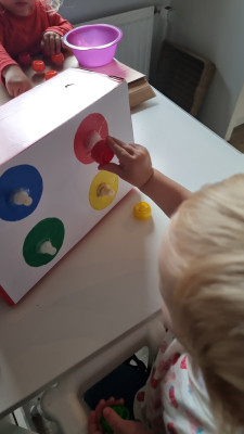 Wir lernen Formen und Farben kennen
